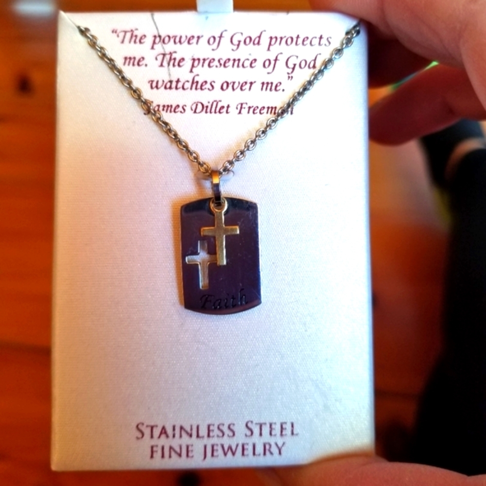 NWOT Beautiful cross Neclace